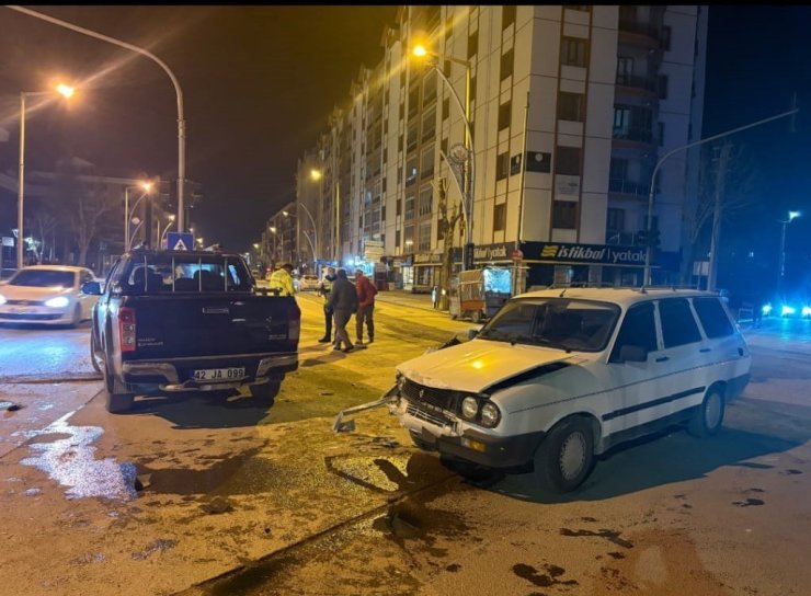 Karapınar’da kamyonet ile otomobil çarpıştı: 1 yaralı