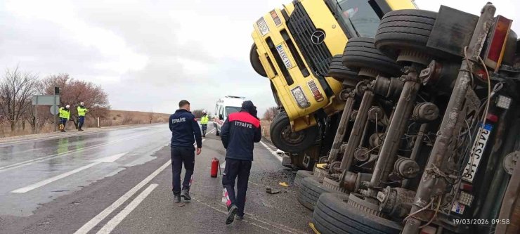 Balık yemi yüklü tır devrildi