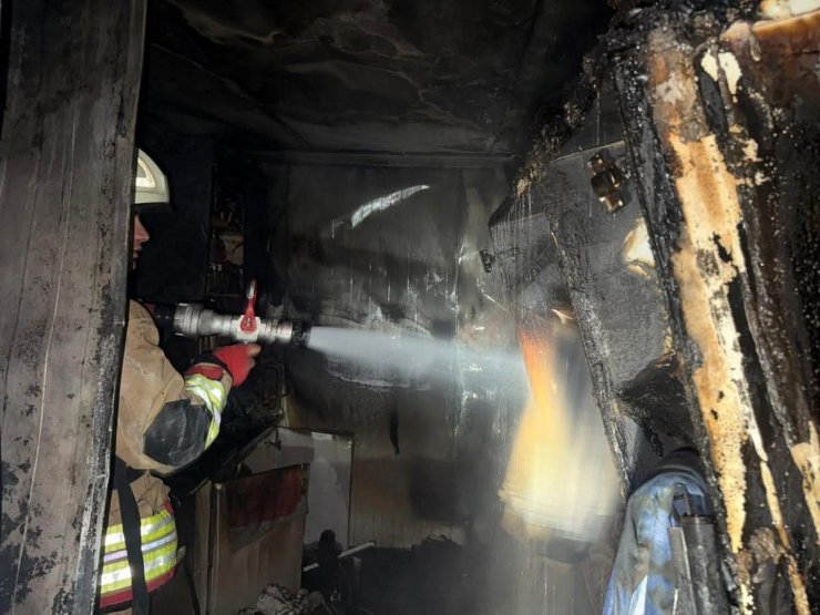 Alevlere teslim olan konteyner yanarak kullanılamaz hale geldi