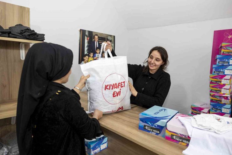 Mersin’de dar gelirli ailelerin çocuklarına bayramlık desteği