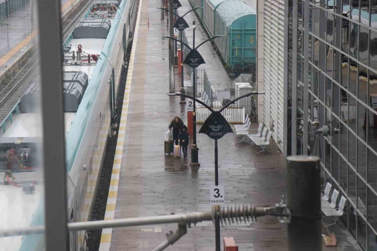 Sakarya’da tren istasyonu ve otogarda arife sakinliği