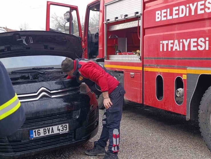 Seyir halindeki minibüste yangın paniği