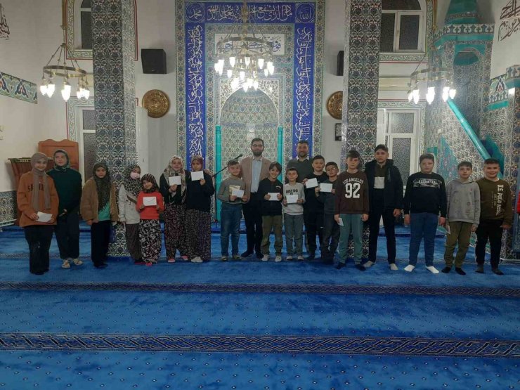 Son teravih namazının ardından camiye devam eden çocuklara harçlık ödülü verildi