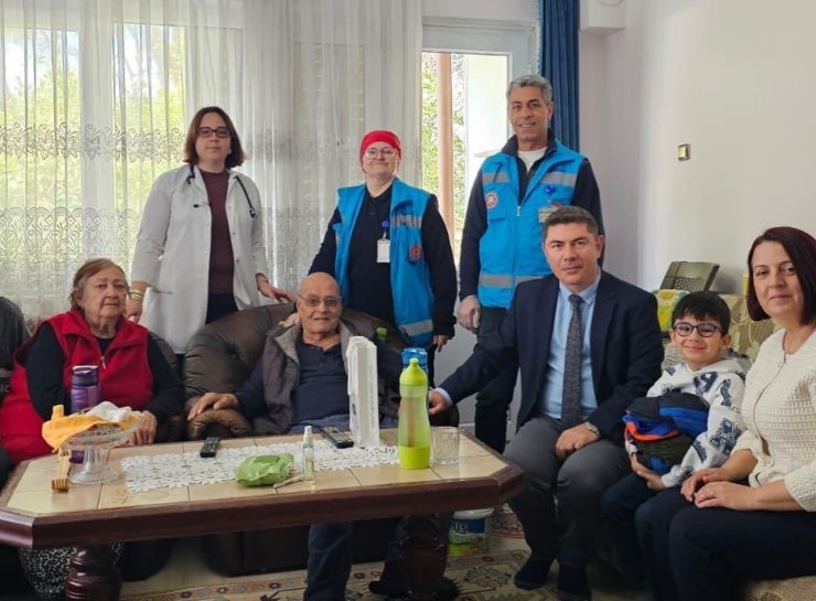 Söke’de yaşlı çınarları ziyaret edip, moral verdiler