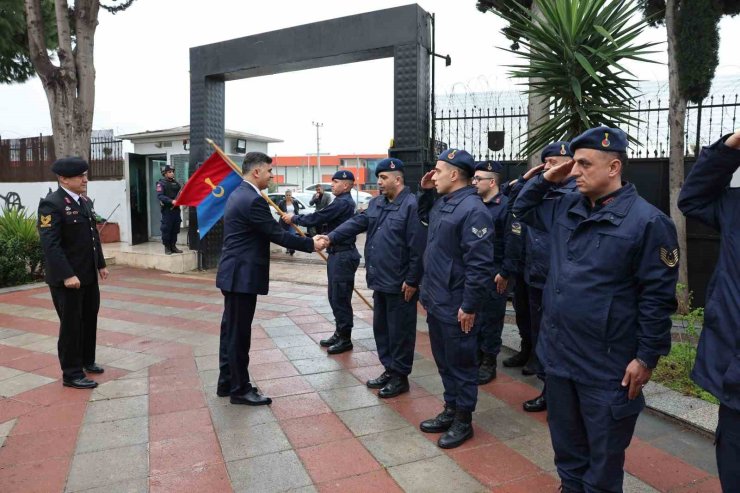 Şener, bayramda görev başındakileri ve şehit ailelerini unutmadı