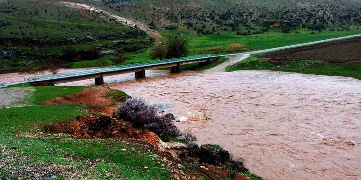 Araban’da etkili olan sağanak yağış Sıtma Pınar Çayı’nın debisini arttırdı