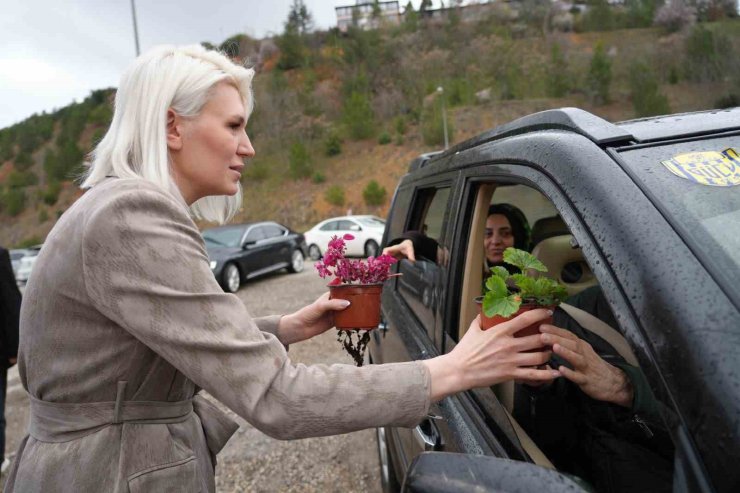 Başkan Subaşı, mezarlık ziyaretinde vatandaşlara çiçek dağıttı