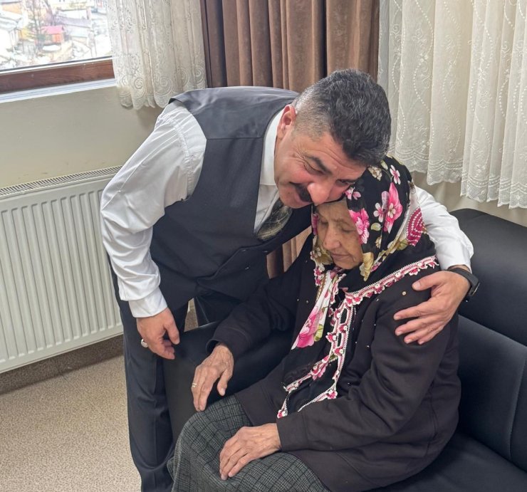 Bayburt’ta huzurevi sakinlerinin bayramı kutlandı