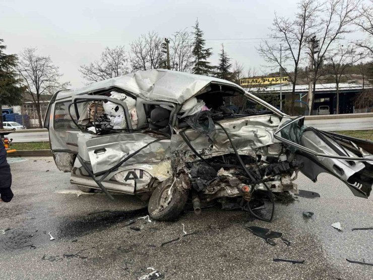 Çorum’da otobüs ile minibüs çarpıştı: 1’i ağır 2 yaralı