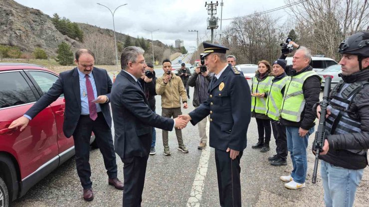 Vali Yılmaz, görev başındaki polis ve jandarma ile bayramlaştı