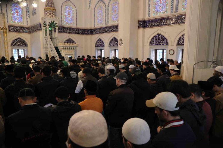 Japonya’daki Tokyo Camii’nde bayram namazı yoğun katılım nedeniyle 5 kez kılındı