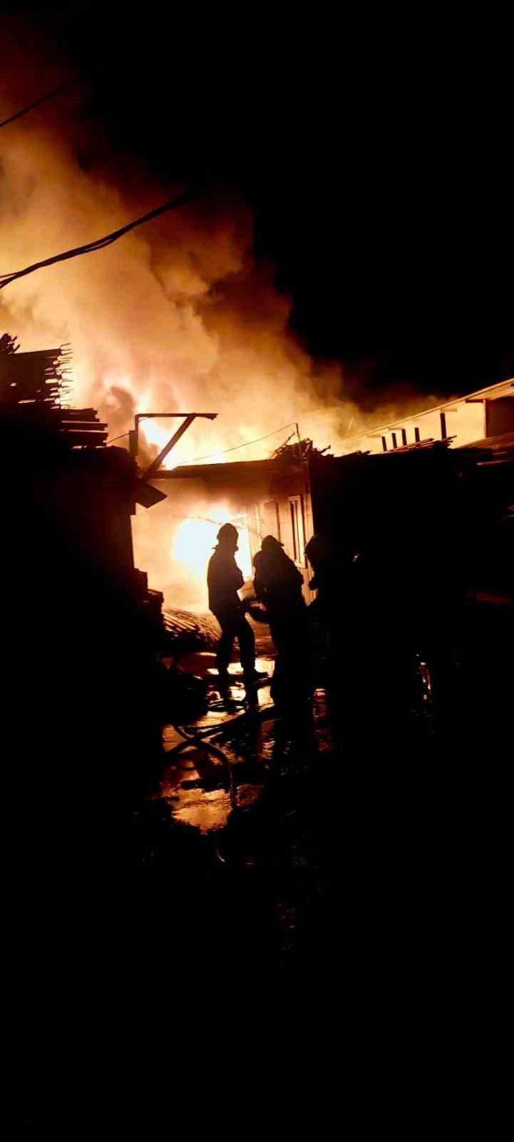 İşçi lojmanları alevlere teslim oldu