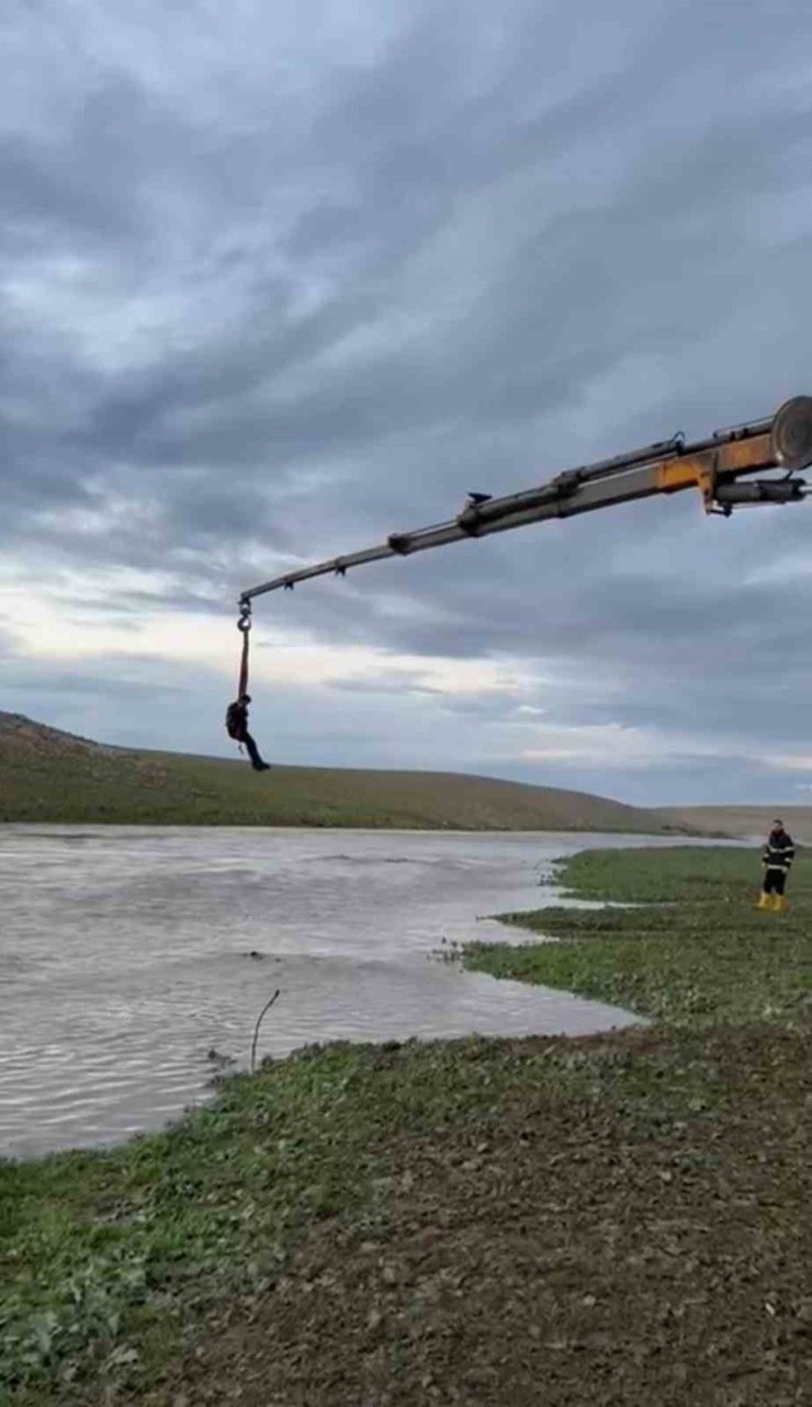 Şanlıurfa’da dere sularına kapılan traktör sürücüsü vinçle kurtarıldı