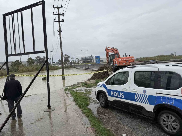 Berdan Irmağı’nda alarm, su seviyesi köprüye dayandı