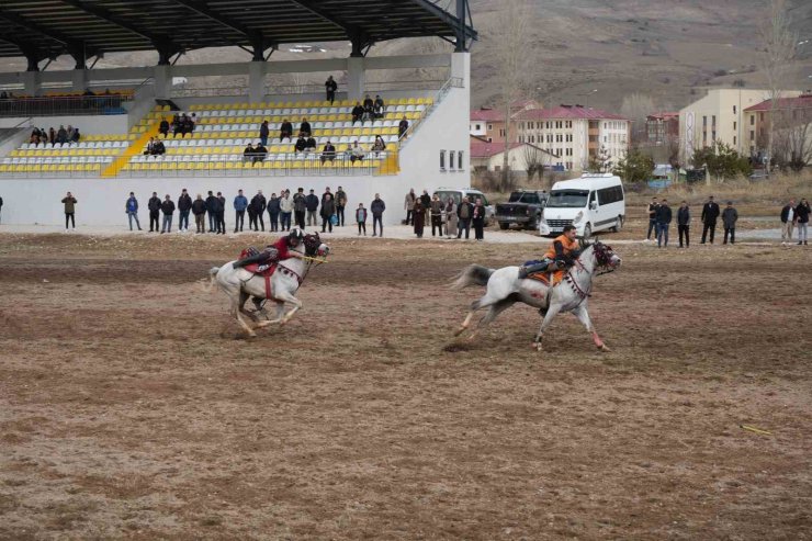 Bayburt’ta gelenek bozulmadı: Ramazan Bayramı ata sporu ciritle uğurlandı