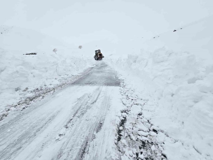 Hakkari’de 13 köy ve 32 mezra yolu ulaşıma kapandı