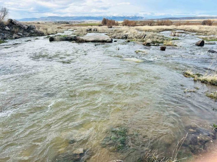 Kayseri’nin bir ilçesinde baharın habercisi dere suları akmaya başladı