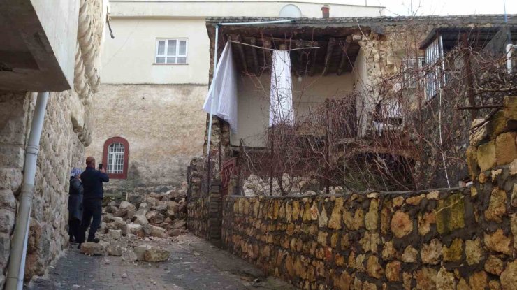 Gercüş’te sağanak yağışlara dayanamayan ev çöktü