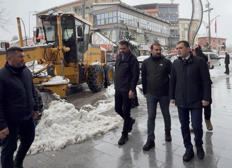 Hakkari’de karla mücadele çalışmaları aralıksız sürüyor