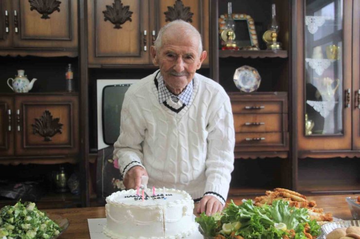 Asırlık dede, 102’nci yaşını pasta keserek karşıladı: "Sıhhatim gençlik gibi devam ediyor"