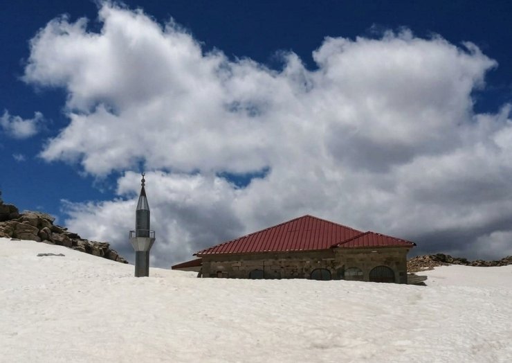 Toroslar’ın zirvesinde 741 yıllık cami kar altında kaldı
