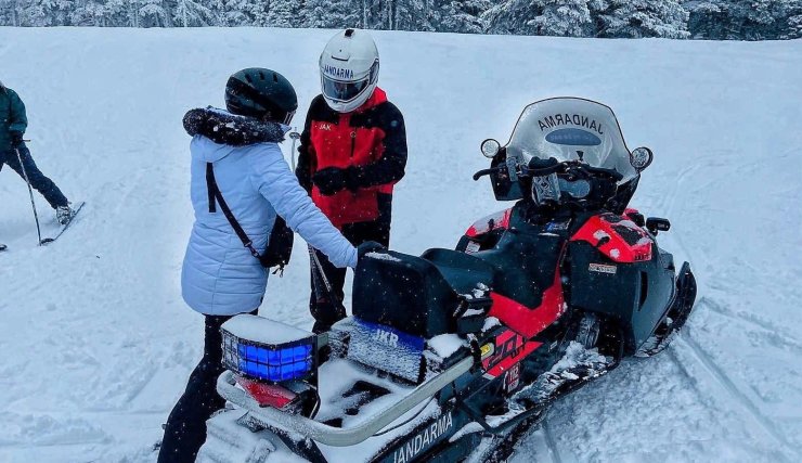 Uludağ’da jandarmadan kayakçılara yardım eli