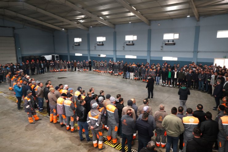 Başkan Palancıoğlu güne mesai arkadaşlarıyla bayramlaşarak başladı