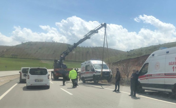 Siirt’te hasta taşıyan ambulans devrildi