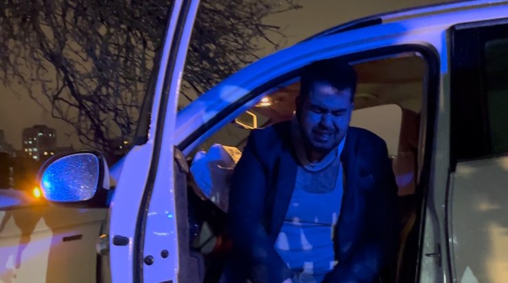 Tarlaya giren otomobil ağaca çarptı, sürücü gözyaşlarını tutamadı