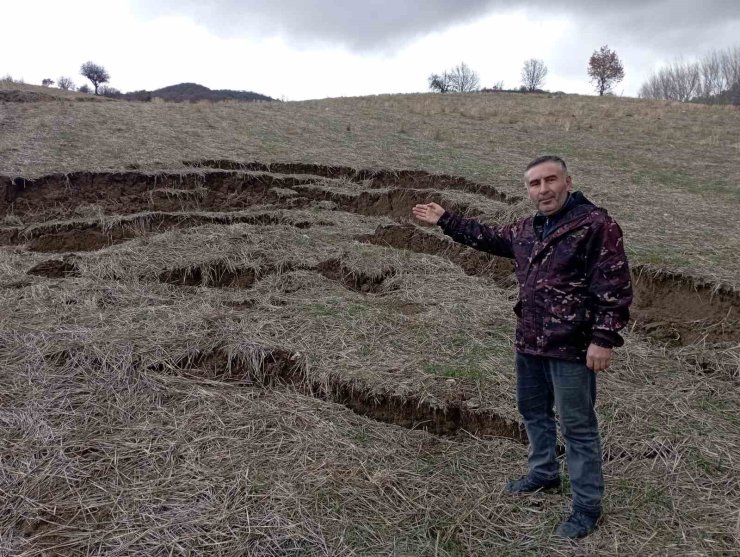 Tokat’ta yağış sonrası heyelan tarlayı kullanılamaz hale getirdi