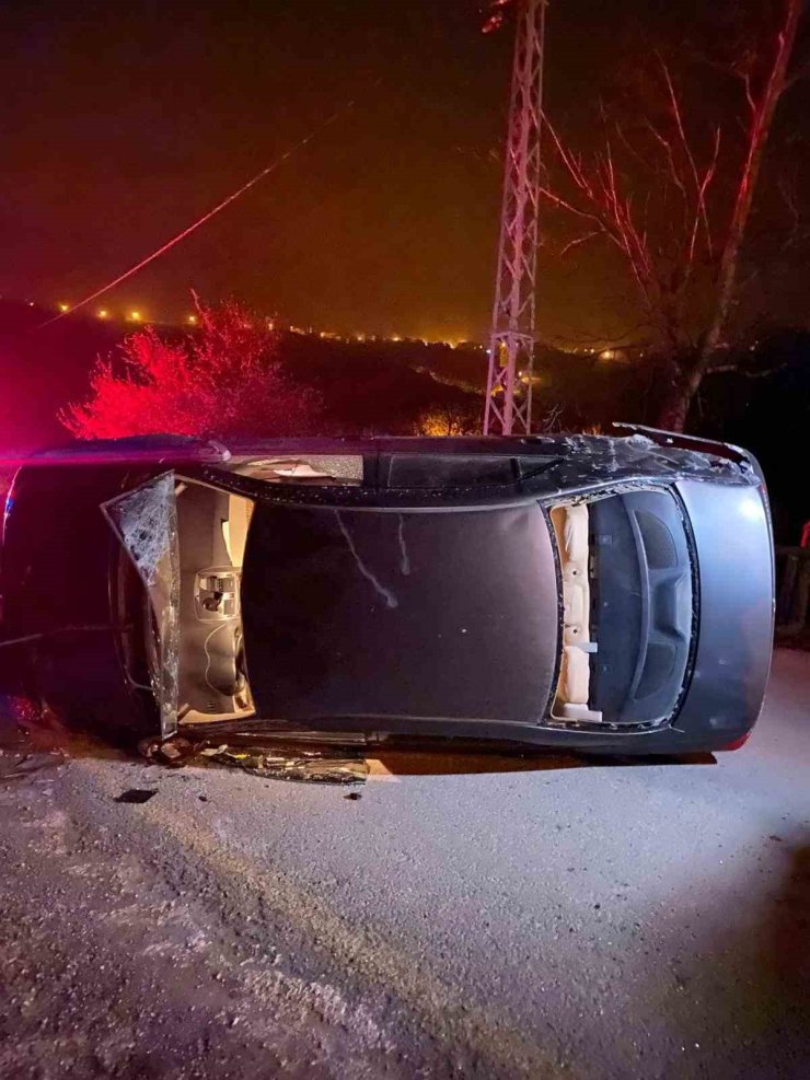 Sinop’ta otomobil devrildi: 2 yaralı