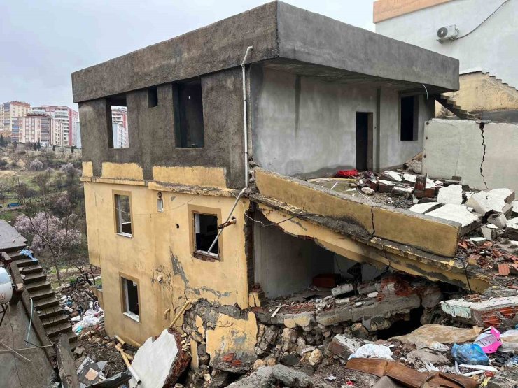 Tahliye edilen bina yağışlara dayanamayarak çöktü