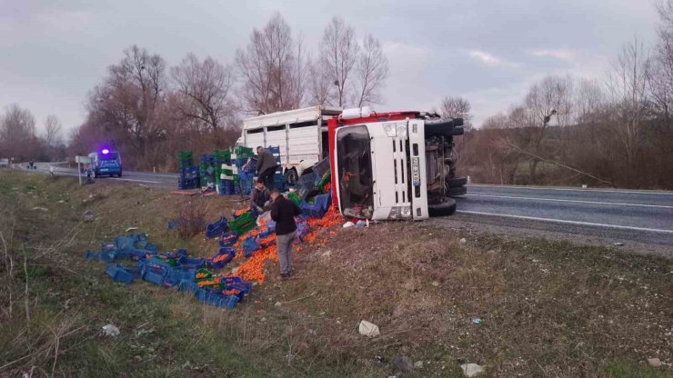 Domaniç’te kamyonet takla attı: 2 yaralı