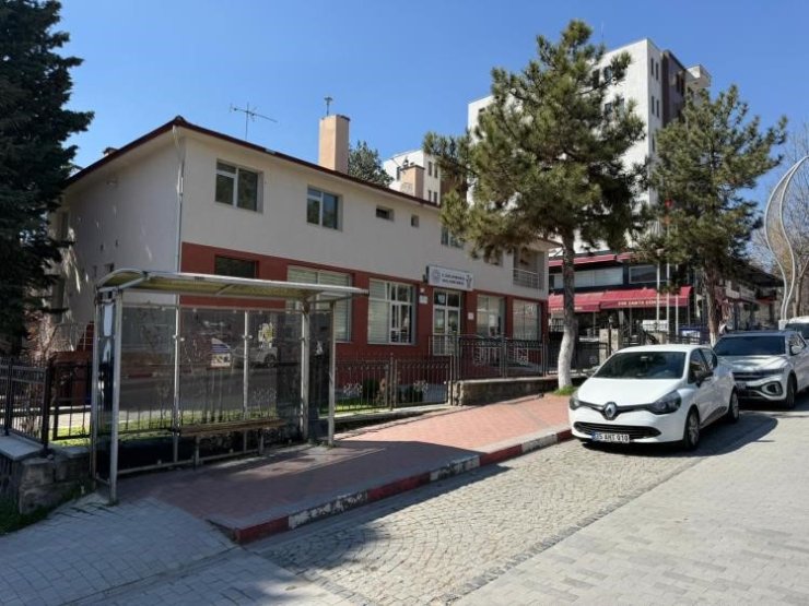 Gediz’de şehrin kalbindeki bina belediyeye kazandırıldı