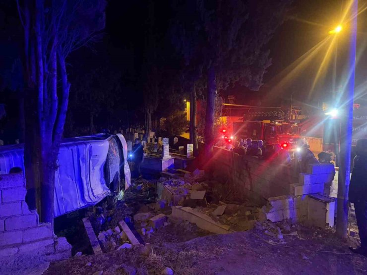 Köşk’te minibüs mezarlığa uçtu: 3 yaralı