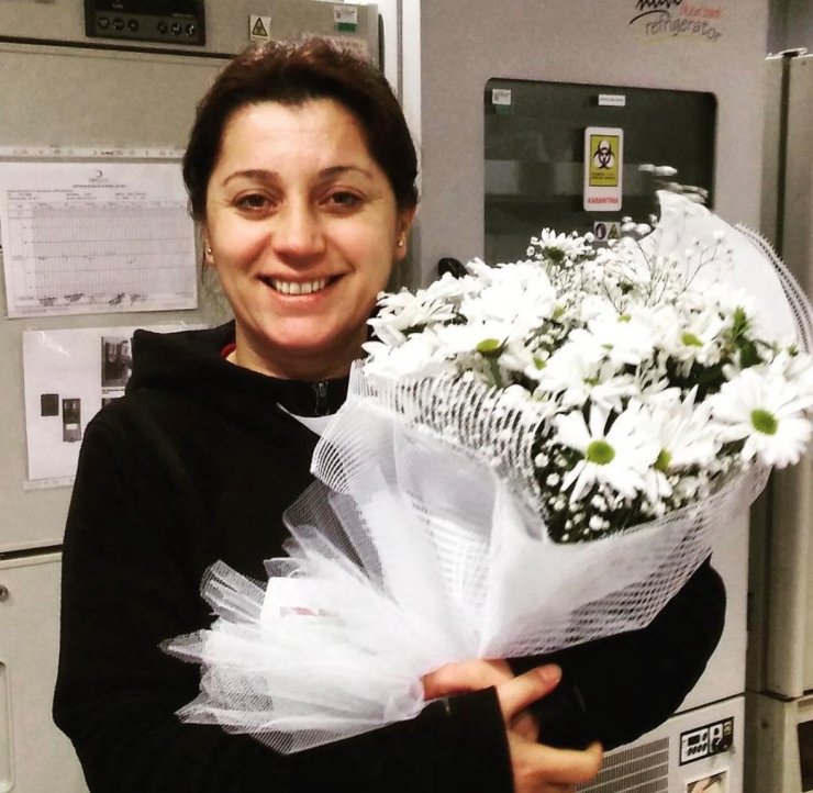 Spor salonunda fenalaşıp hastanede ölen hemşire 9 ay önce ölen oğlunun yanına defnedildi