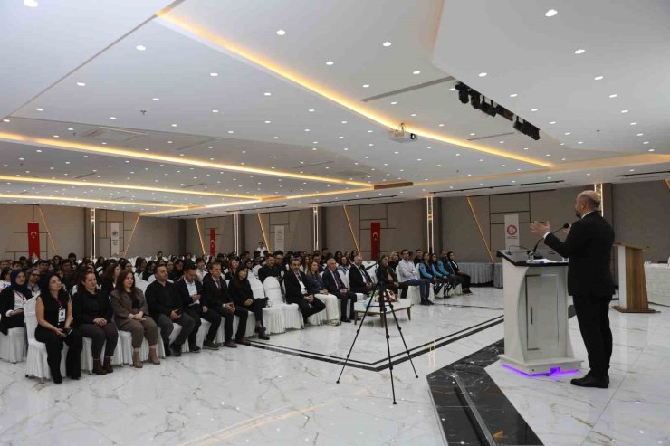 Lise öğrencileri tıp sempozyumuna katıldı