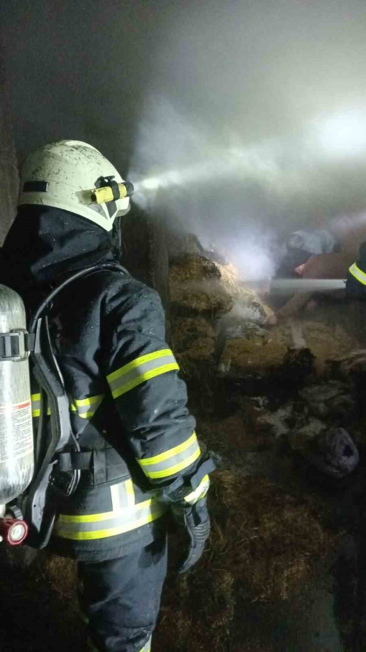 Burdur’da evin altında bulunan saman balyaları yandı