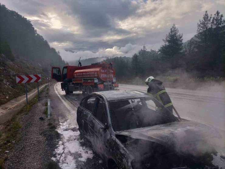 Seyir halindeyken yanan araç kullanılmaz hale geldi