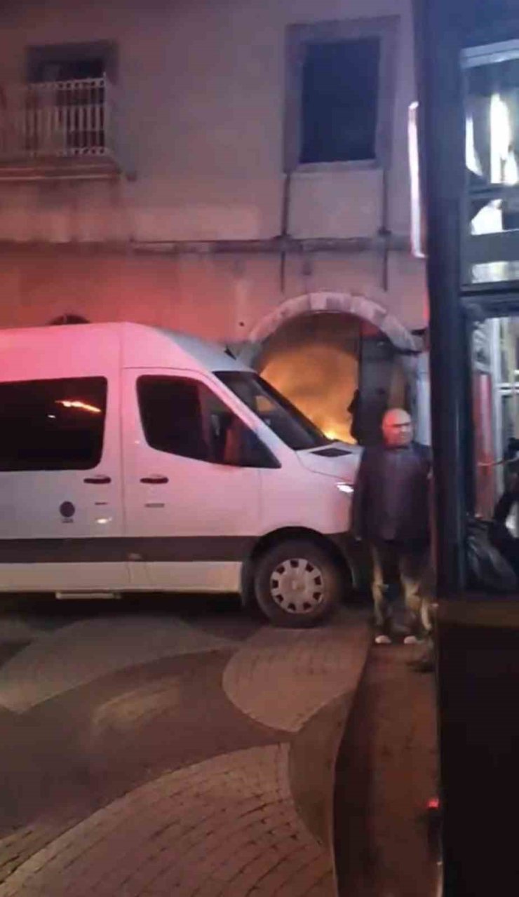 Bursa’da tarihi binada çıkan yangın söndürüldü