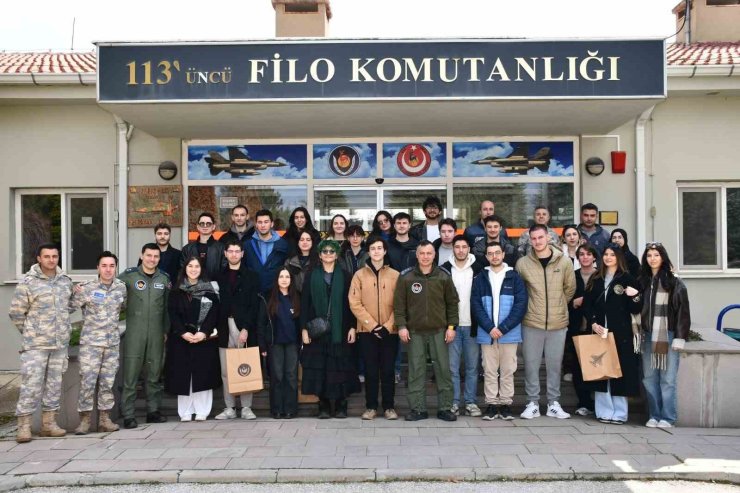 Gençler kışlada Mehmetçikle omuz omuza bir gün geçirdi