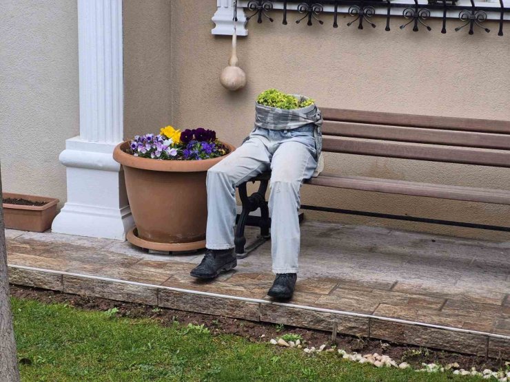 İlginç bahçe dekorasyonu hem ilginç, hem de ürkütücü