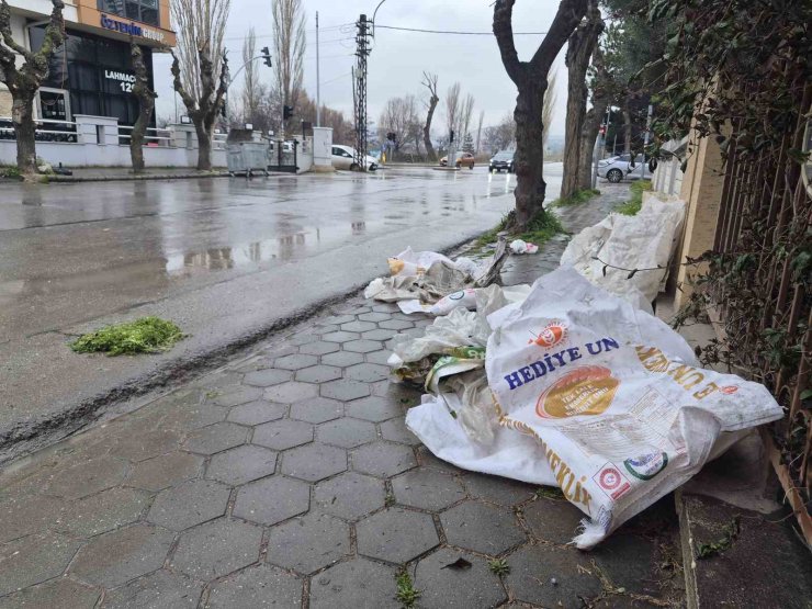 Kaldırımları çöplük gibi kullanıyorlar