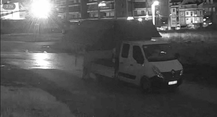 Atığını sokağa atan sürücüye fotokapan takibi