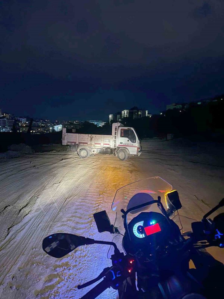 Kuşadası’nda kaçak moloz dökerken suçüstü yakalanan kamyonet sürücüsüne ceza