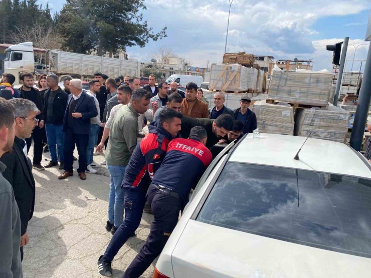 Osmaniye’de otomobil inşaat malzemelerine çarptı: 2’si ağır 3 yaralı