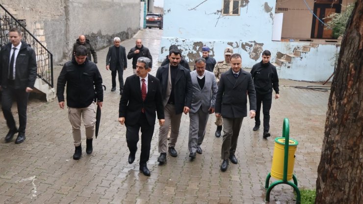 Vali Ekici selin vurduğu Oyalı köyünde: "Vatandaşımız yalnız değil"