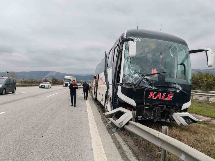 Bolu’da yolcu otobüsü ile çarpışan tır refüje savruldu