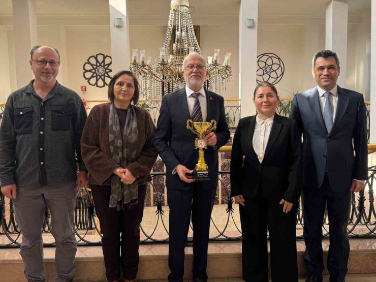 Masa tenisi turnuvasında dereceye giren sağlık personeline tebrik