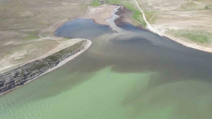 Adıyaman’ın kanalizasyon atığı Atatürk Barajı’nı siyaha bürüdü